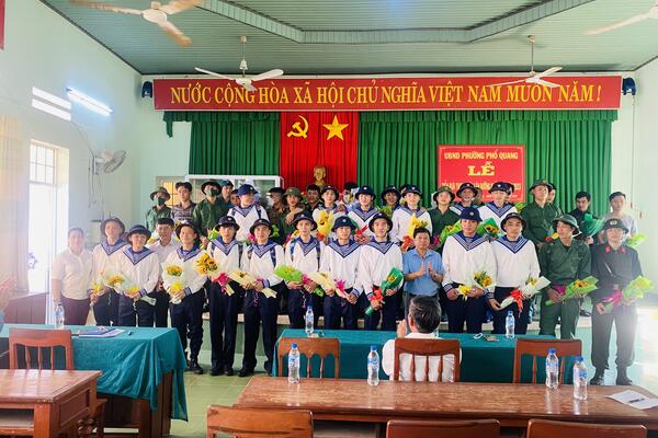 Sáng ngày 07 tháng 02 năm 2023, Hội đồng nghĩa vụ quân sự phường Phổ Quang tổ chức gặp mặt và tiễn đưa tân binh lên đường nhập ngũ thực hiện nghĩa vụ quân sự và nghĩa vụ công an nhân dân năm 2023.